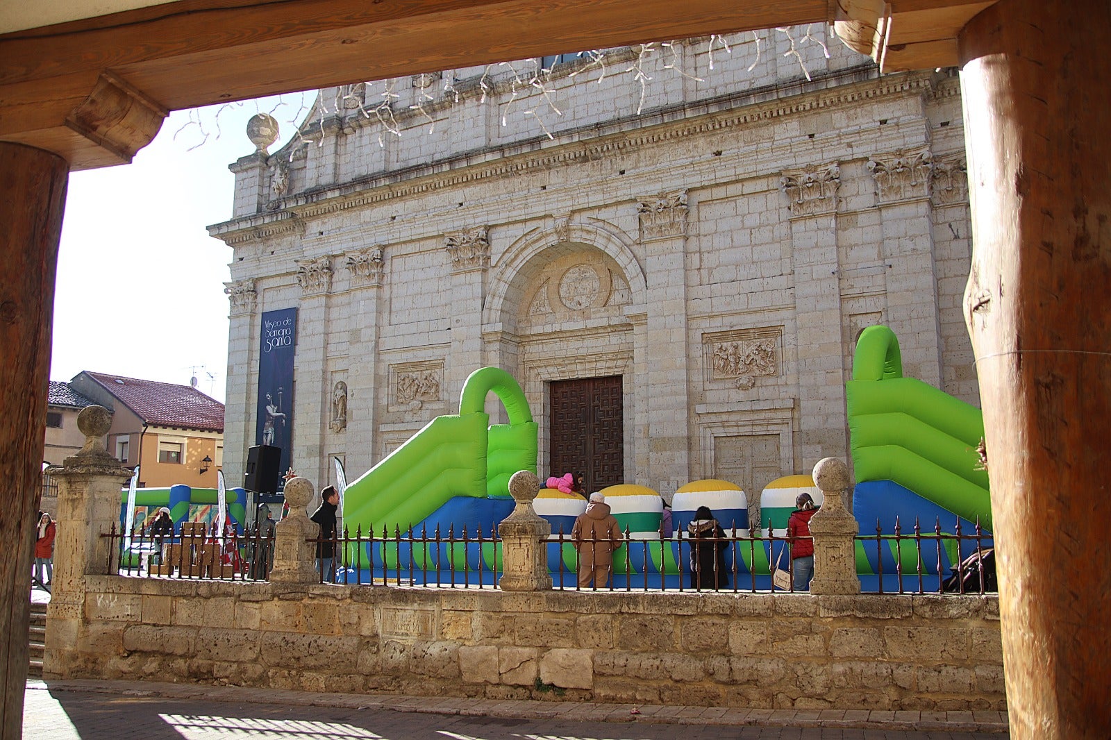 El comercio de Rioseco llena la calle Mayor de puestos