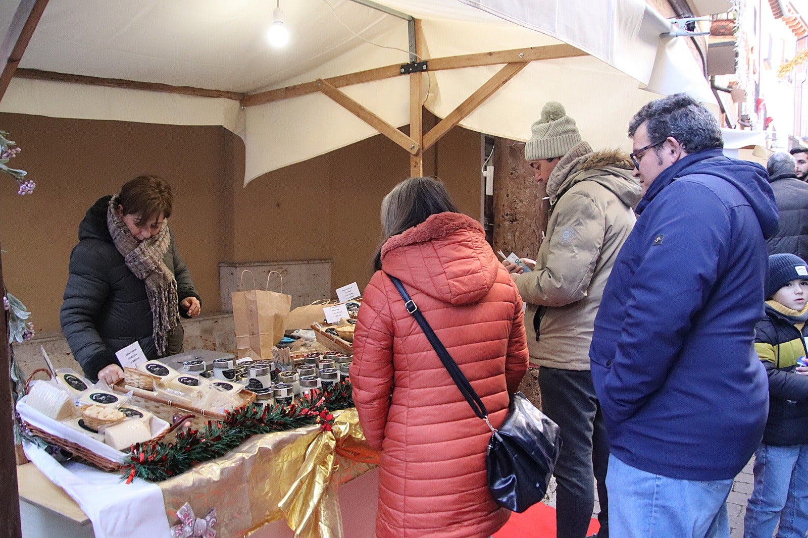 El comercio de Rioseco llena la calle Mayor de puestos