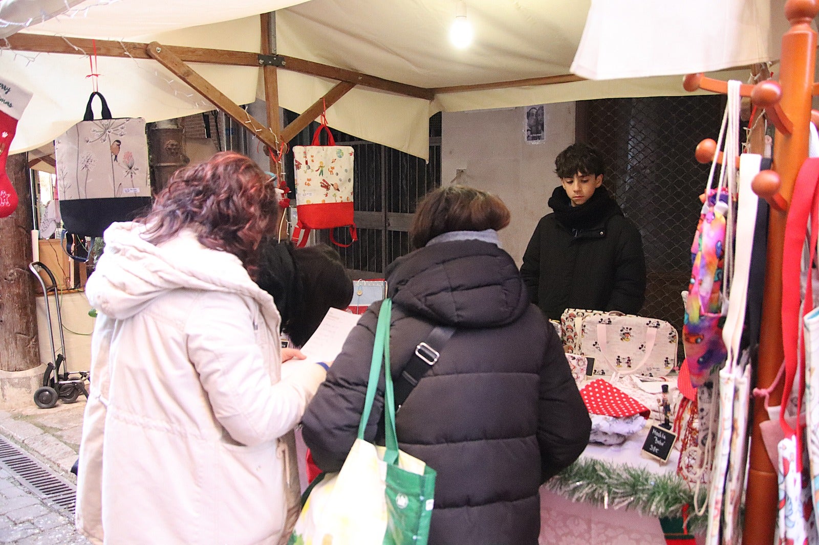 El comercio de Rioseco llena la calle Mayor de puestos