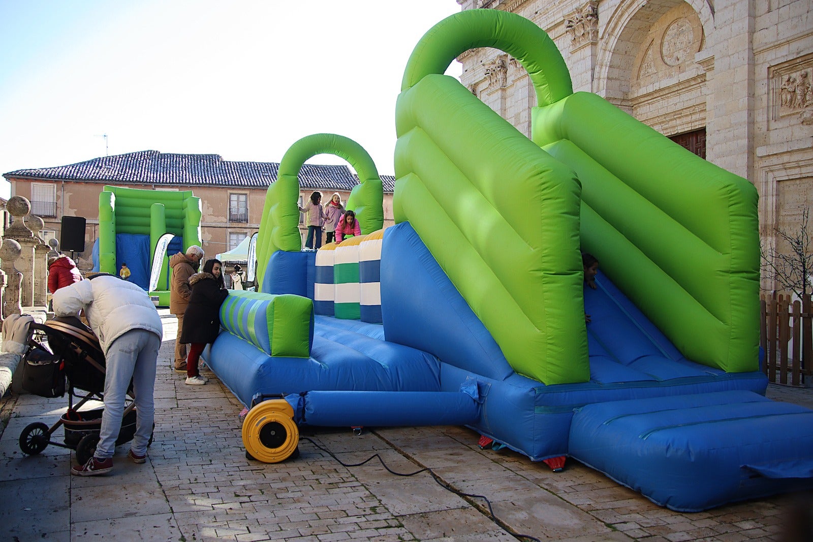 El comercio de Rioseco llena la calle Mayor de puestos