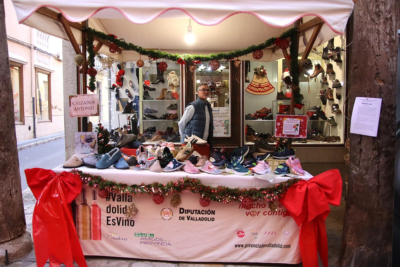 El comercio de Rioseco llena la calle Mayor de puestos