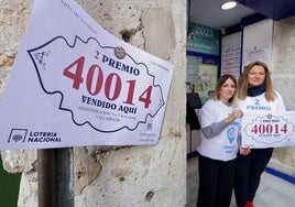 Esther y Delia, trabajadoras de la administración de lotería que ha repartido gran parte del segundo premio en Valladolid.