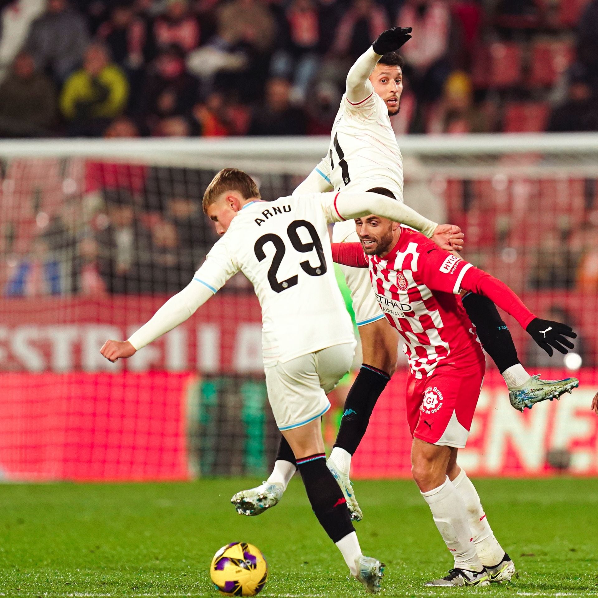 Arnu trata de controlar el balón en su debut en Primera.