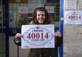 Virginia López, de la administración de la calle Lencería de Valladolid que ha repartido el segundo premio.