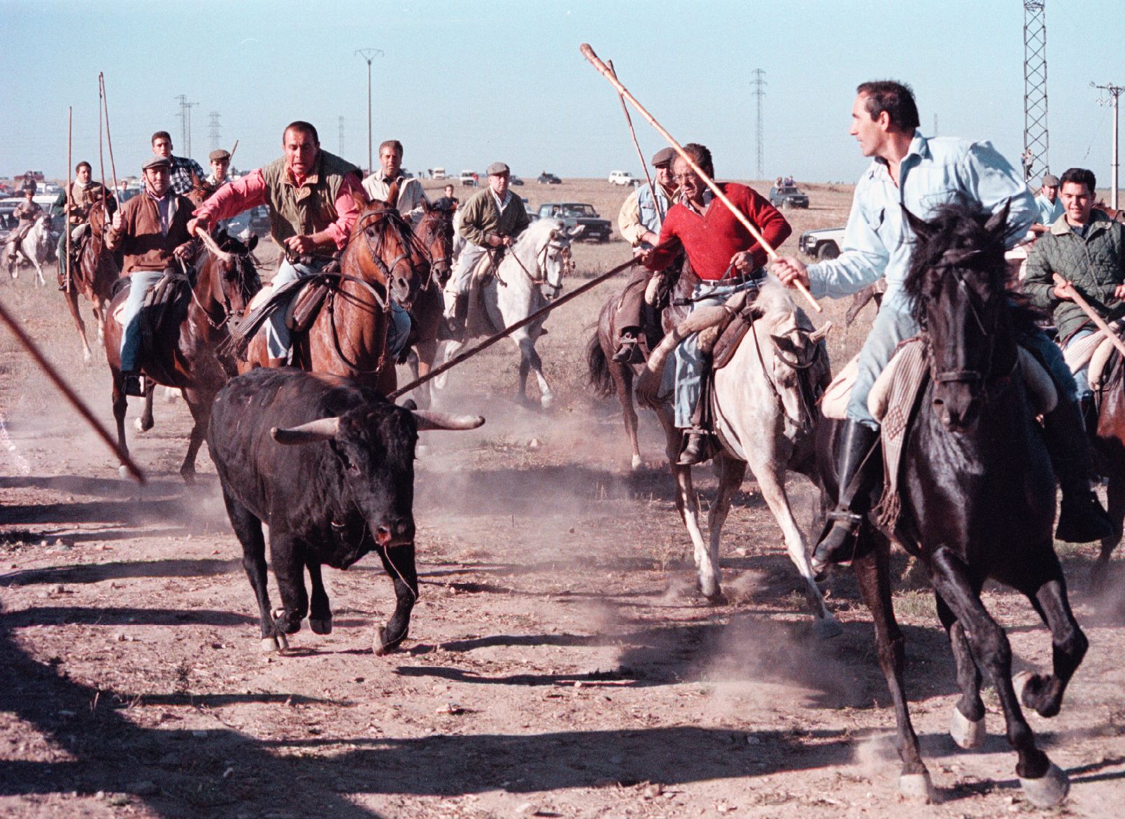 Caballistas en los encierros de las Fiestas de San Antolín de 1997.