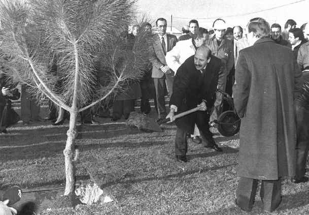 El ministro de Obras Públicas planta un árbol en la localidad. 28 de noviembre de 1990.