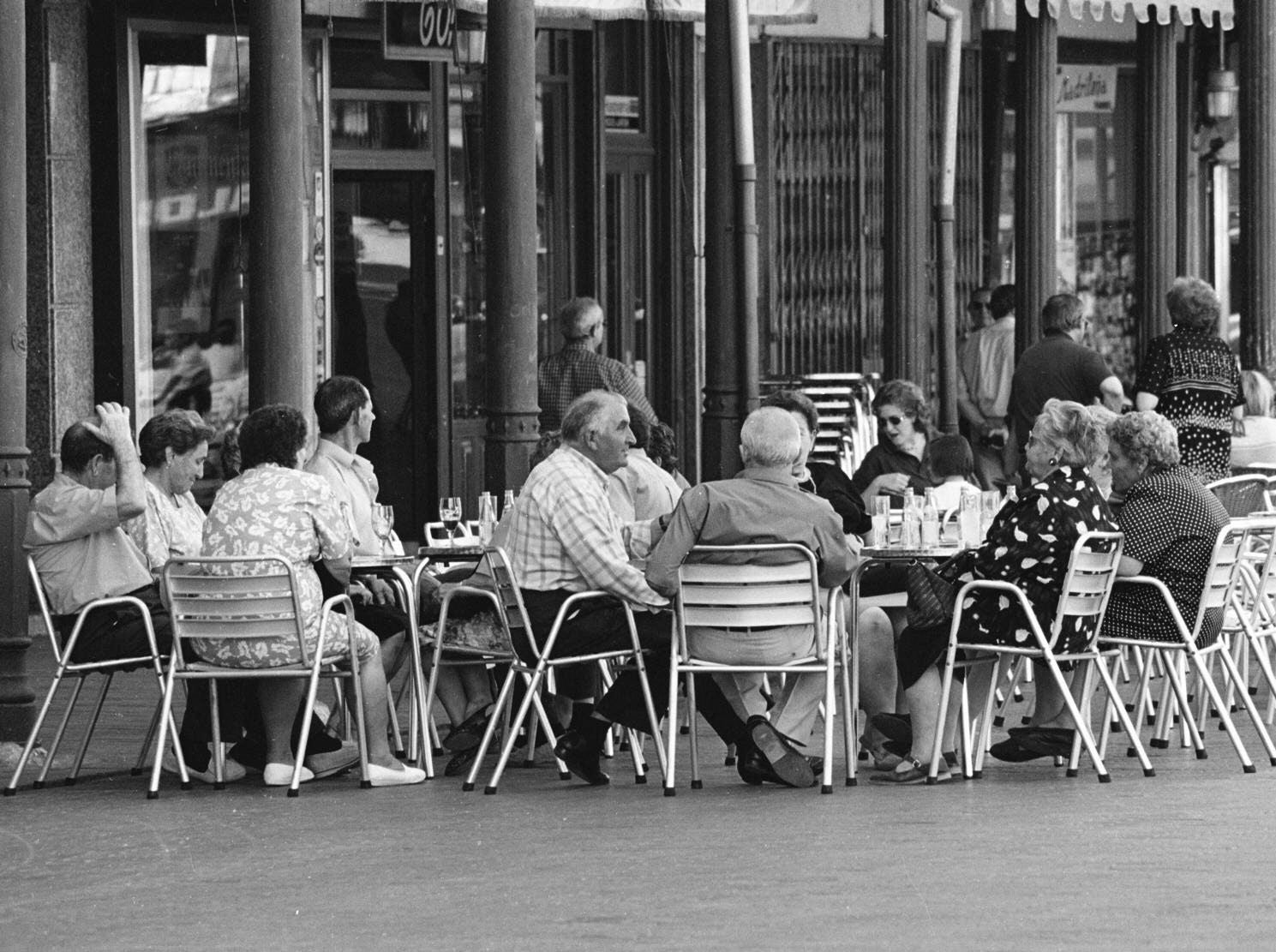 Un grupo de personas, en una terraza de la localidad. Agosto de 2000.