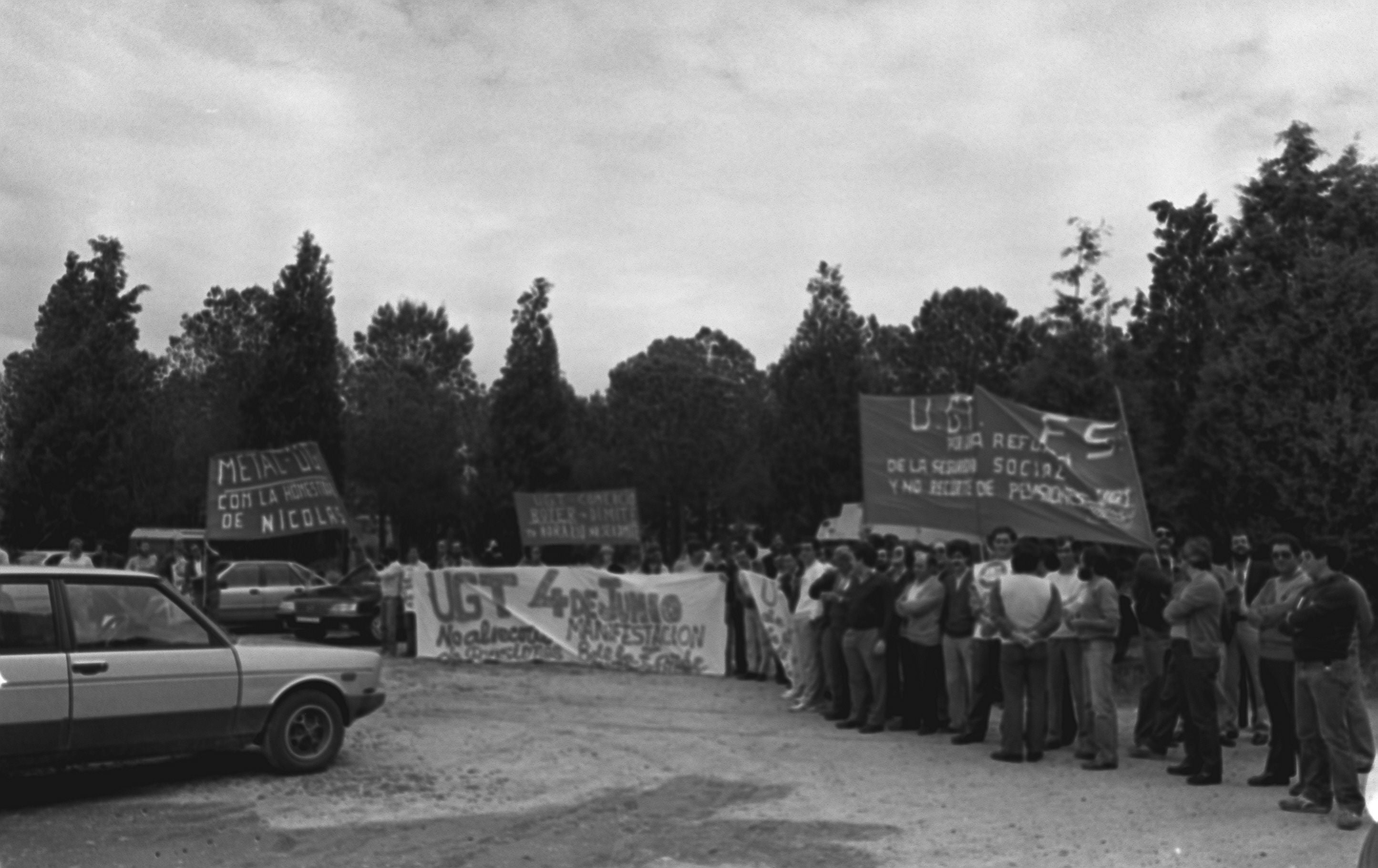 Miembros de UGT se manifiestan contra el recorte de las pensiones a la entrada del Castillo de la Mota donde se firmaba el protocolo de culminación del proceso de transferencias del Estado a Castilla y León. 3 de junio de 1985.