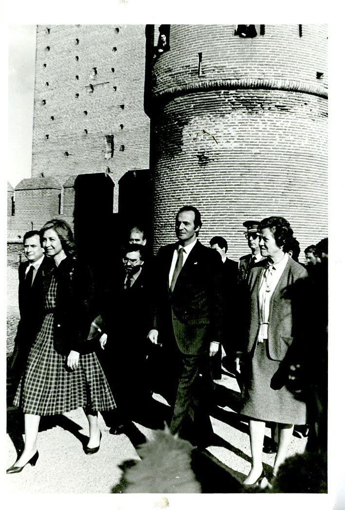 Los Reyes Don Juan Carlos y Doña Sofía, en el Castillo de la Mota, en su visita a Medina del Campo. 5 de abril de 1984.