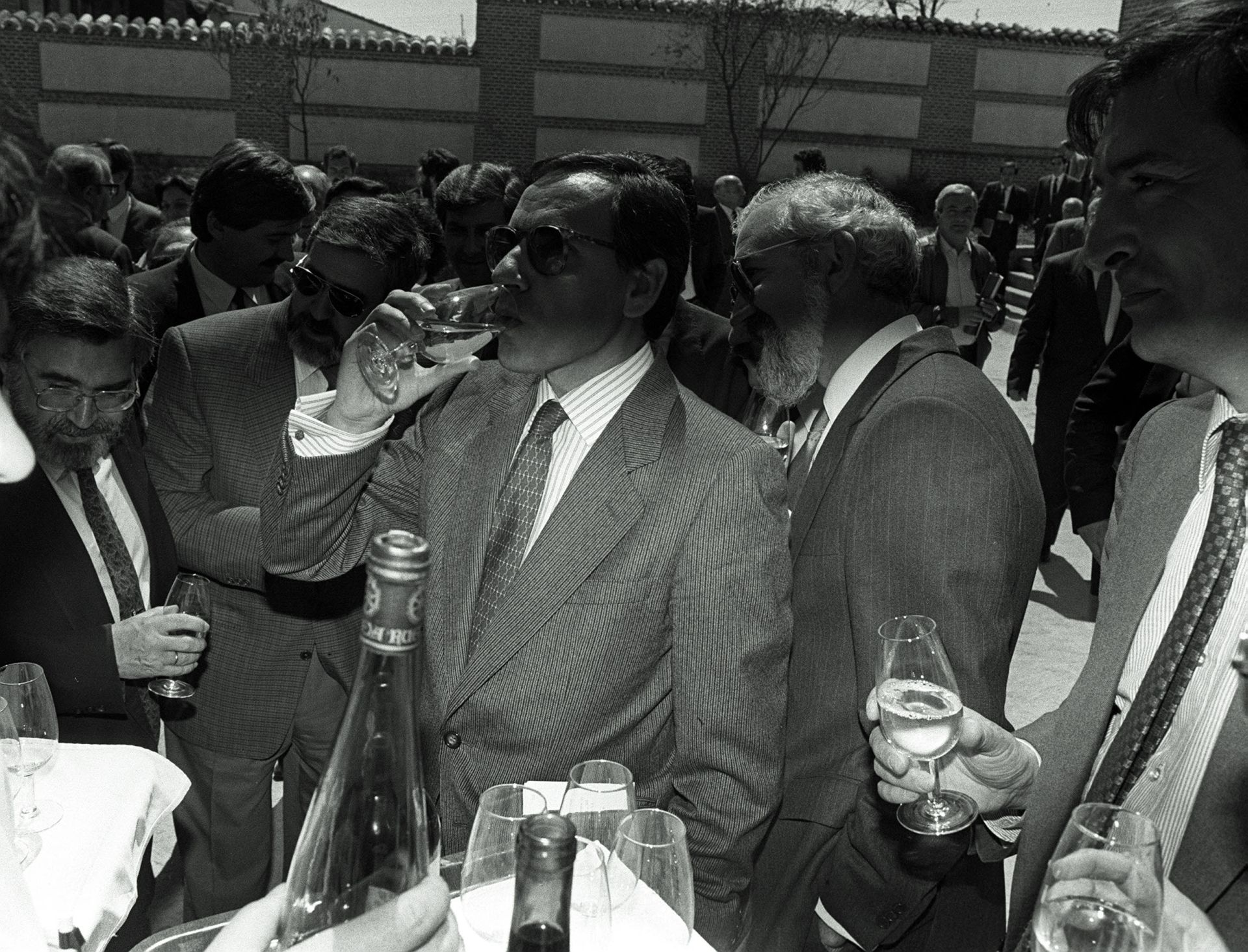 El vicepresidente del Gobierno, Alfonso Guerra, cata los vinos de Rueda en un acto en Medina del Campo. 24 de abril de 1987.
