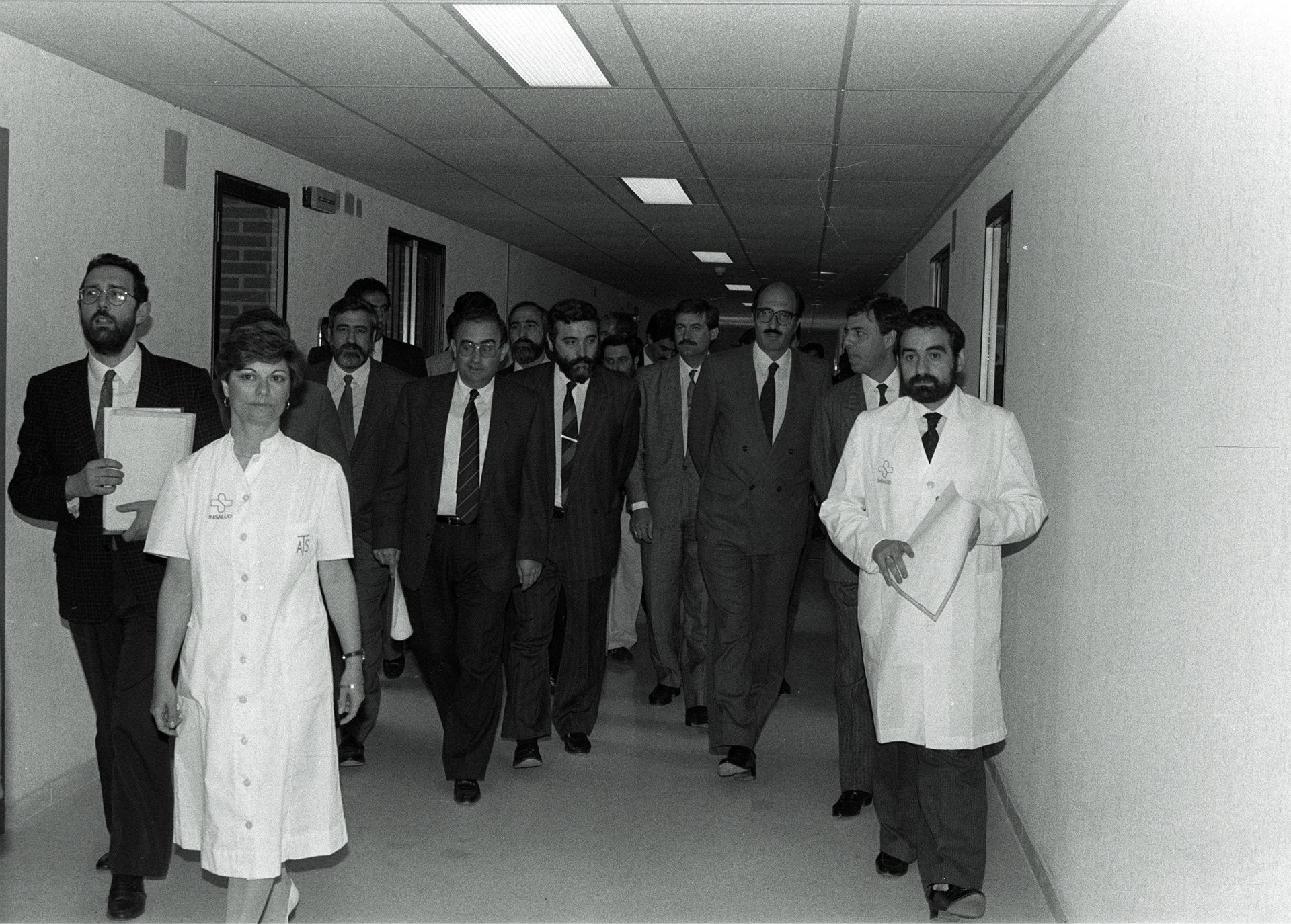 El ministro de Sanidad, Julián García Vargas, durante su visita inaugural en el Hospital de Medina del Campo, acompañado del personal sanitario del centro y autoridades regionales y provinciales. 8 de abril de 1987.