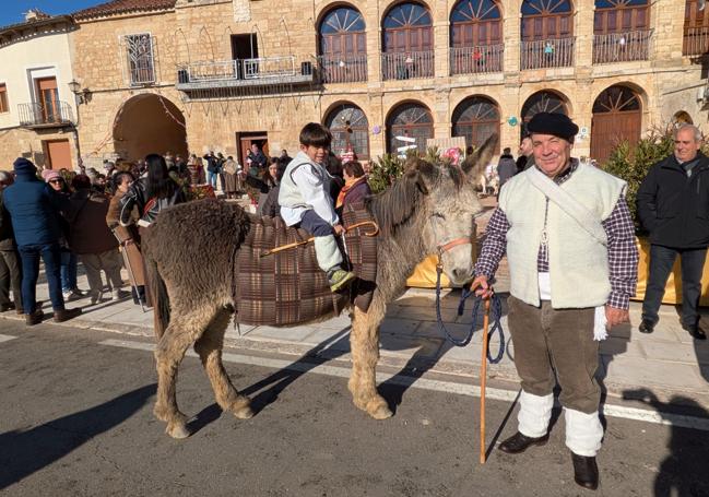 Pablo Hervada, pastor del municipio sacó a su burro Macario al portal