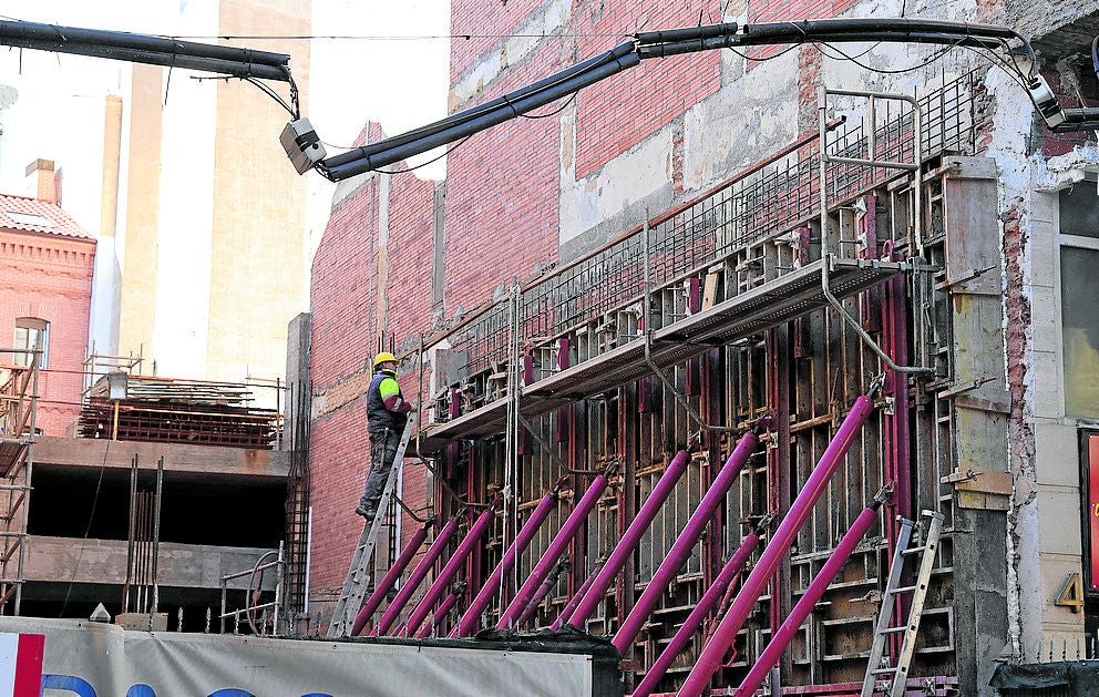 Edificio de viviendas en obras en lo que fue el cine Proyecciones en la Calle Mayor.