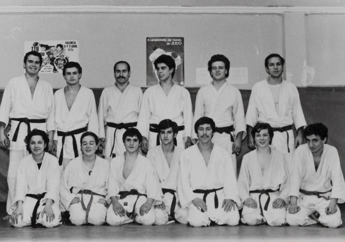 Imagen principal - Catedráticos con doctorado sobre el tatami