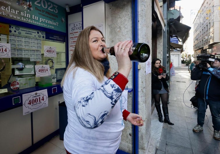 El personal celebra el segundo premio vendido en su administración.