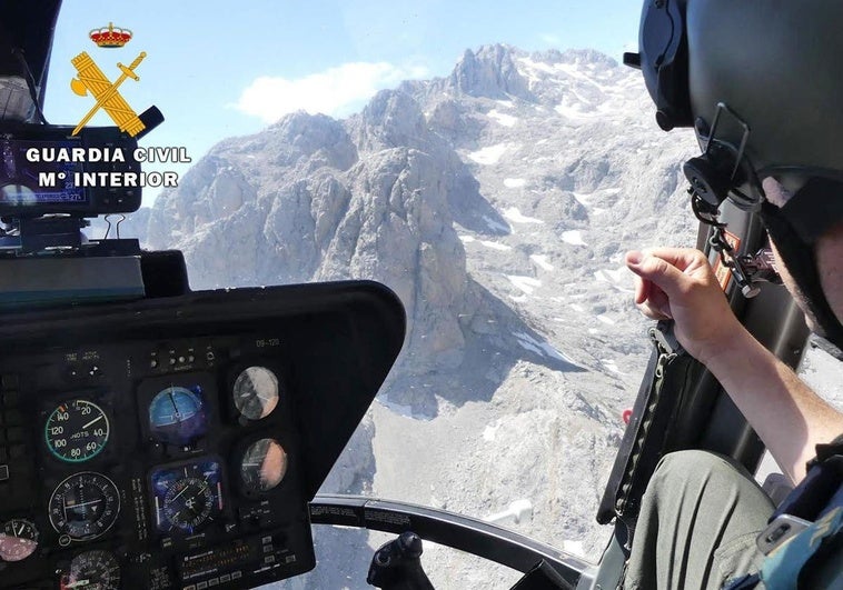 Interior del helicóptro de rescate de la Guardia Civil.