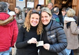 Raquel Álvarez, propietaria del restaurante Zagarra; y Ángela Rivas, lotera en Madrid.