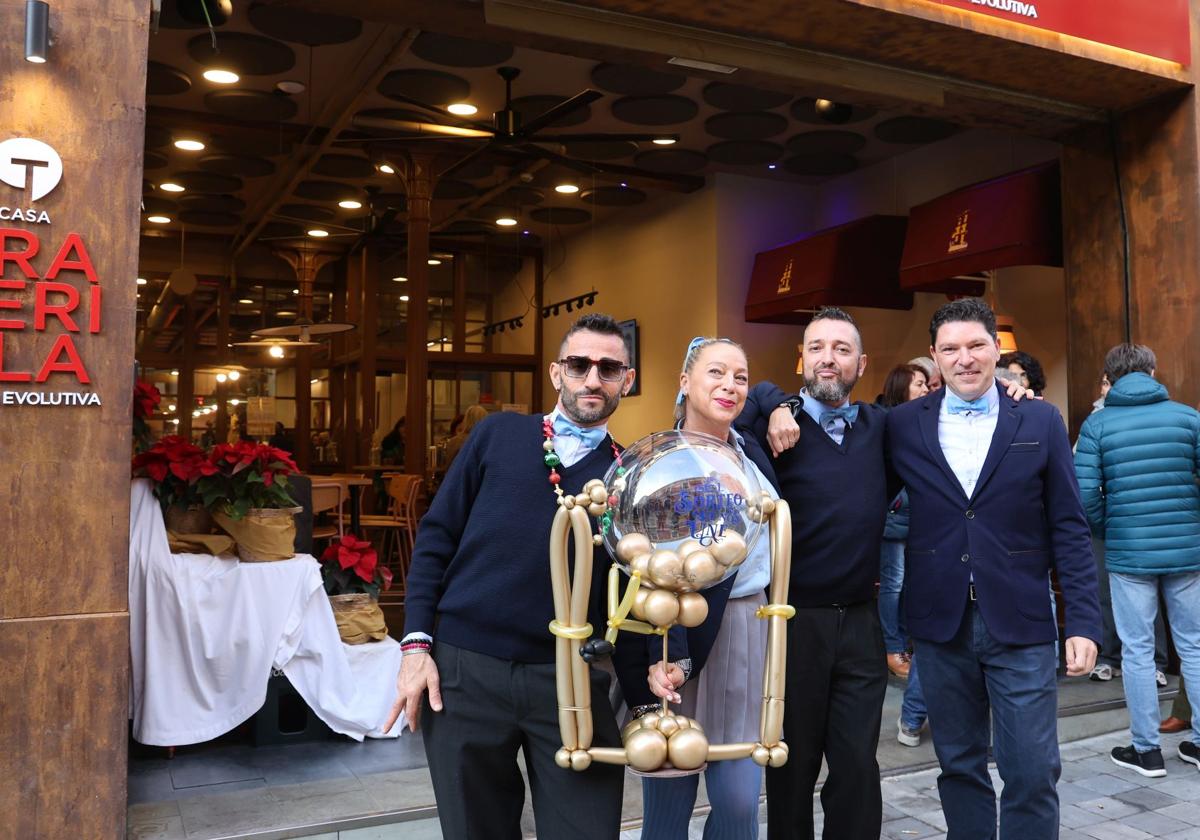 Sandra Martín y sus amigos celebran cómo han cantado el primer premio.