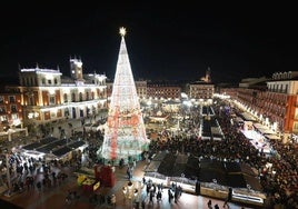 uces y puestos navideños en la Plaza Mayor de Valladolid.