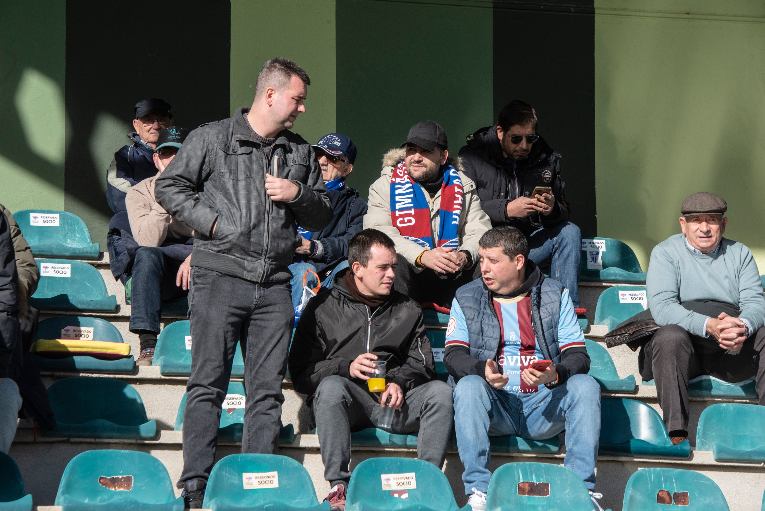 Búscate en las gradas de La Albuera durante el Segoviana vs Lugo