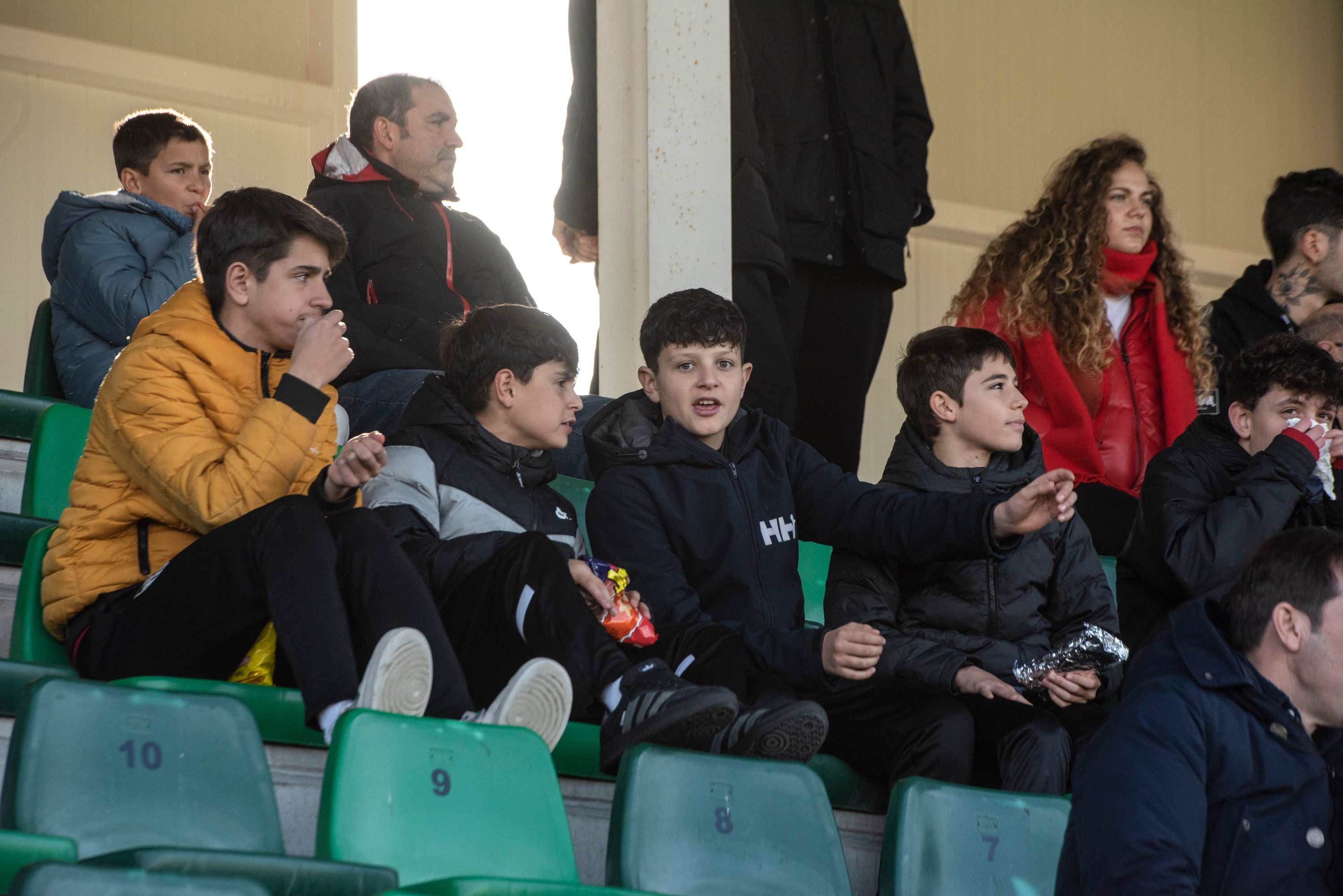 Búscate en las gradas de La Albuera durante el Segoviana vs Lugo