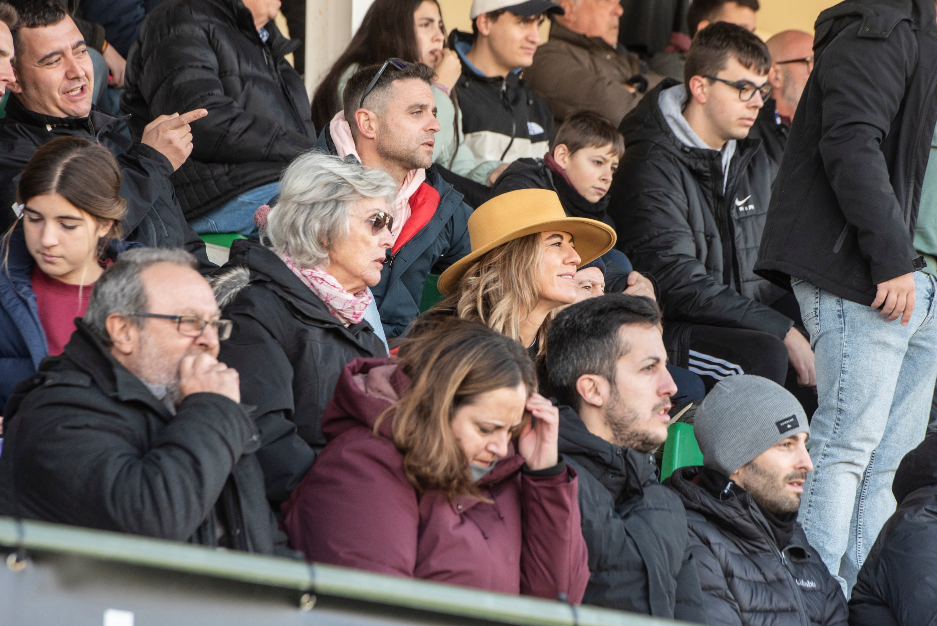 Búscate en las gradas de La Albuera durante el Segoviana vs Lugo