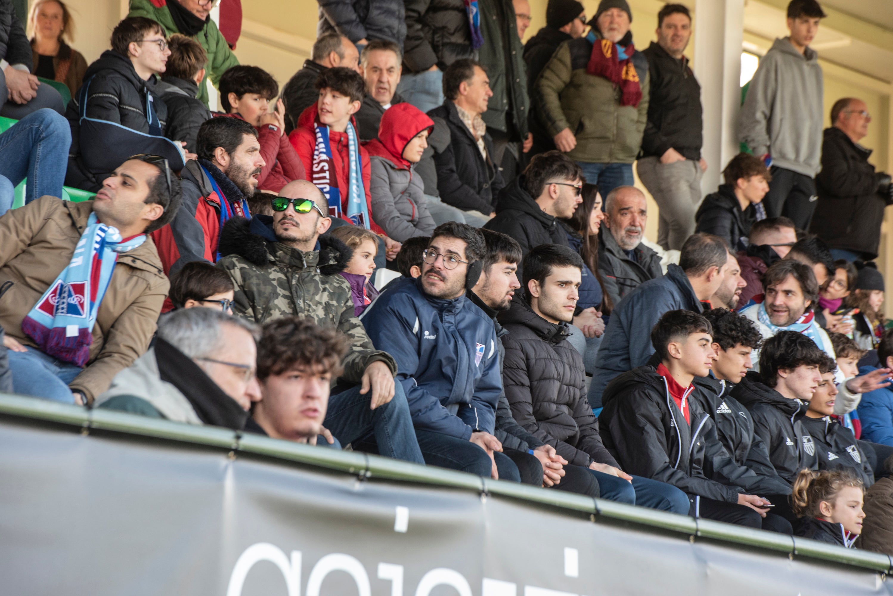 Búscate en las gradas de La Albuera durante el Segoviana vs Lugo