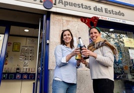 La lotera Raquel Nieto celebra las series premiadas que fueron vendidas a la parroquia de Ayllón.