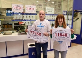 Representantes de la Administración de Loterías de Río Shopping, con los premios vendidos.