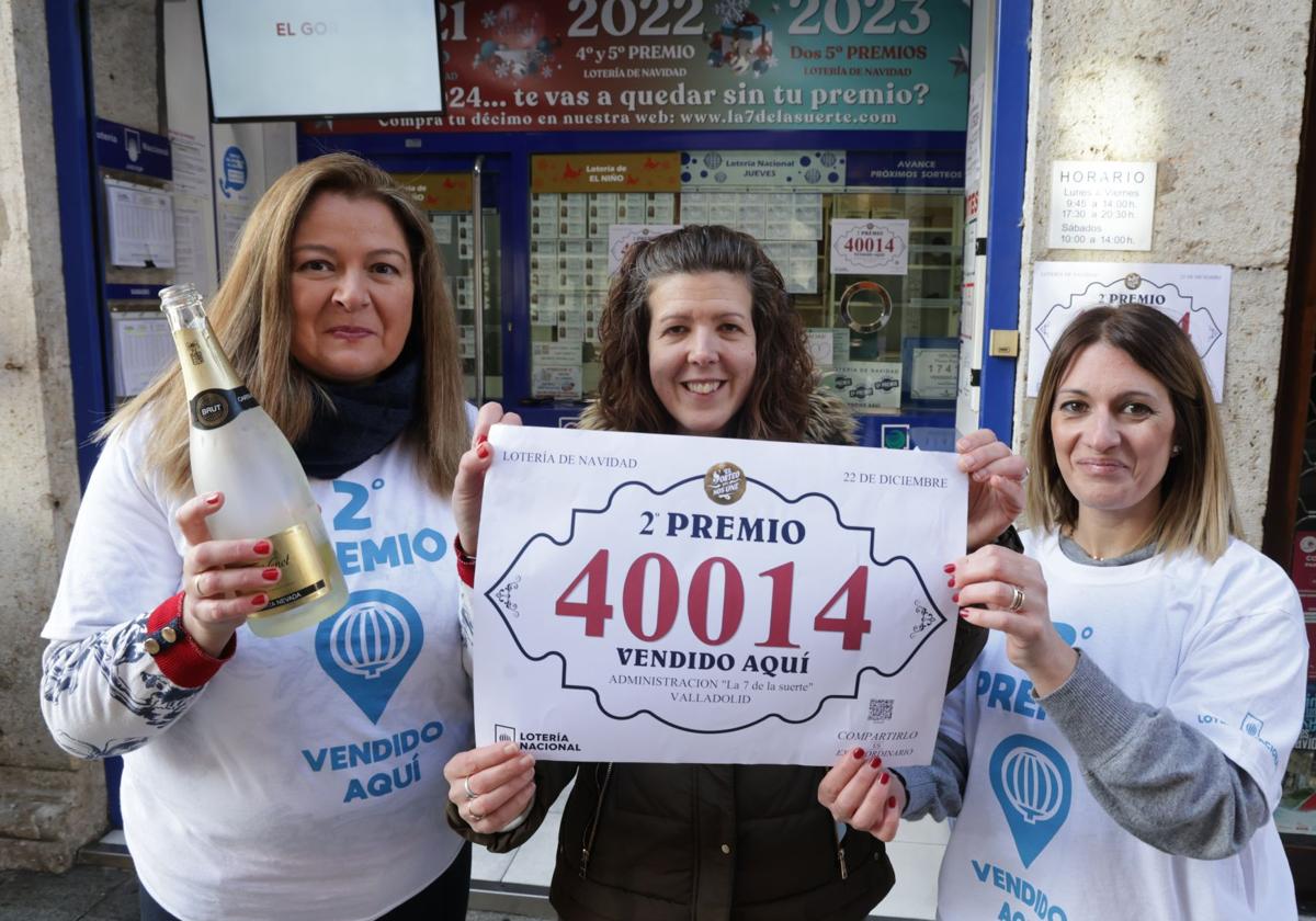 Virginia López, flanqueada por Esther y Delia, tras repartir el segundo premio en la calle Lencería de Valladolid.