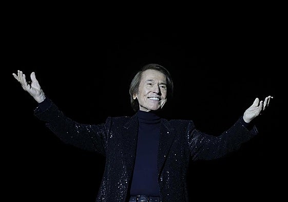 Raphael, durante su actuación en la Plaza Mayor de Valladolid el pasado septiembre.