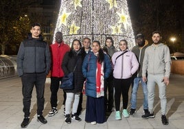 Younes Bouhtaine, Bouadi Fofana, Marcia da Silva, Anas Aanzoule, Tahmina Begum, Anastasia Acramenko, Fatima Liouk, Sergne Diallo y Hicham Lahalali, en la plaza de Alberto Fernández, en La Rondilla.