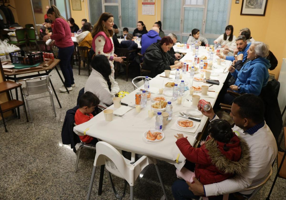 Comida navideña organizada en la Casa de Galicia para beneficiarios de los programas de Asalvo.