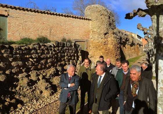 El consejero de Cultura, a la izquierda, conversa con el delegado de la Junta, en la visita de los representantes institucionales a la muralla.