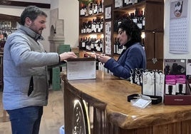 Venta de vino en Navidad en una vinoteca en el centro de Aranda de Duero