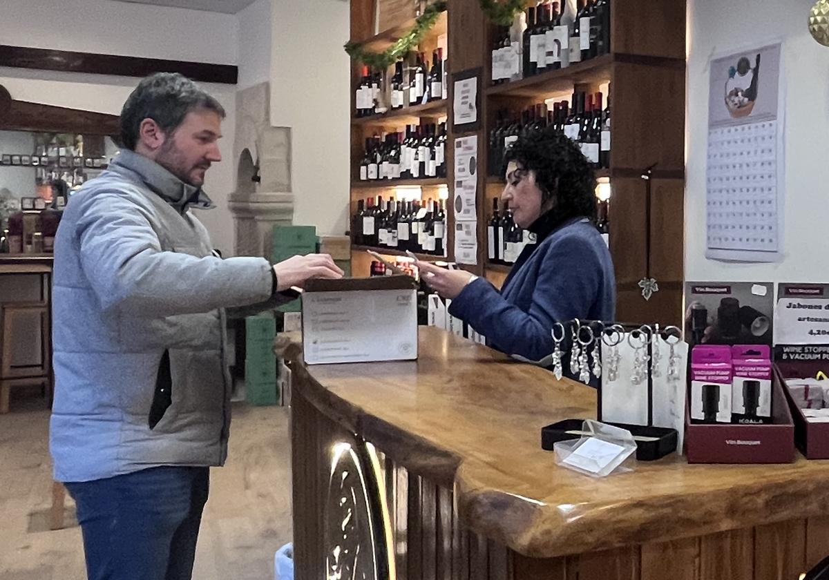 Venta de vino en Navidad en una vinoteca en el centro de Aranda de Duero