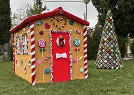 Decoración navideña tejida y exhibida en el núcleo espinariego de La Estación.