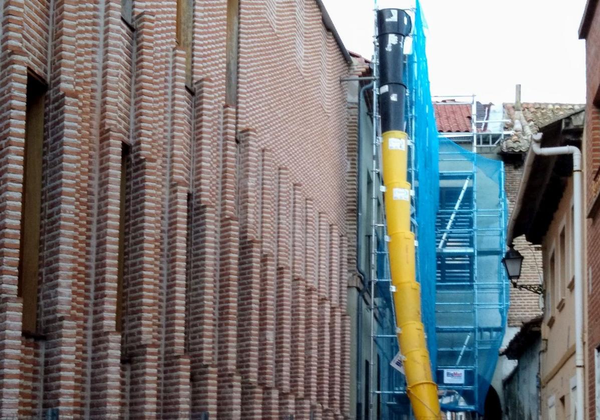 Obras de reparación en el histórico edificio de Olmedo.