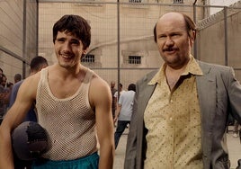 Yon González y Santiago Segura, durante una escena de Torrente IV rodada en La Cárcel de Segovia.