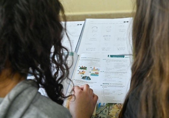 Dos niñas realizan ejercicios en un aula del IES Jorge Guillén de Villalón de Campos.