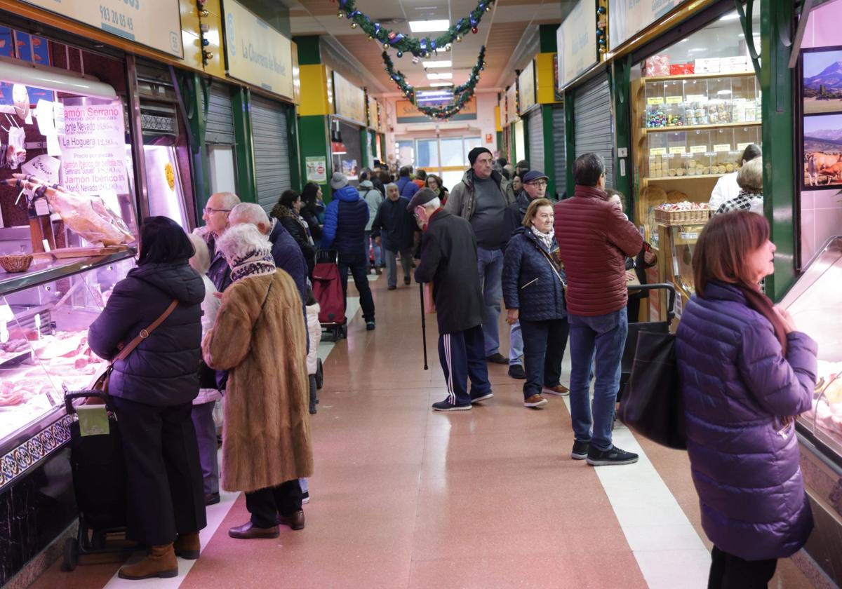 Compras de Nochebuena de última hora en el mercado El Campillo de Valladolid