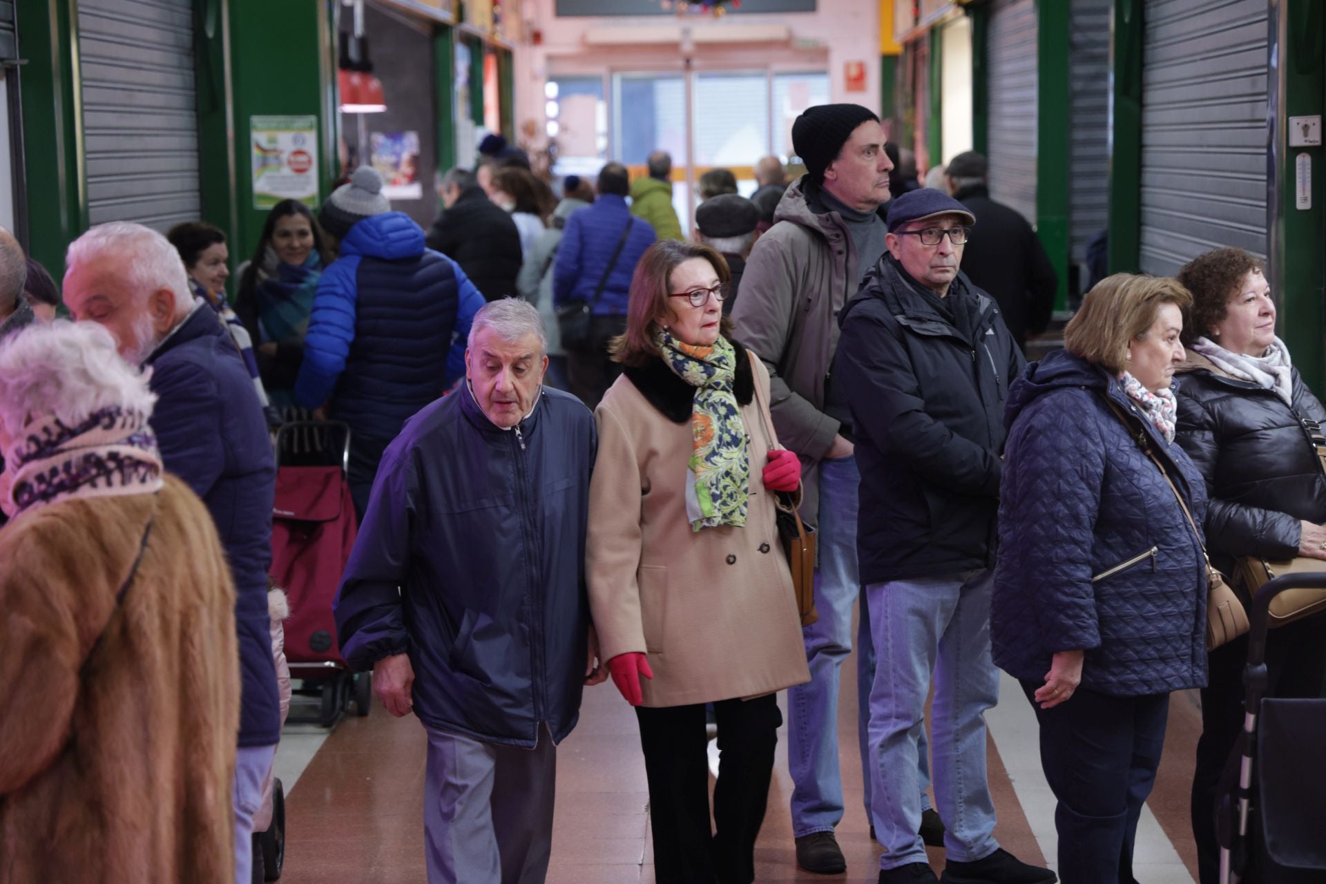 Compras de Nochebuena de última hora en el mercado El Campillo de Valladolid