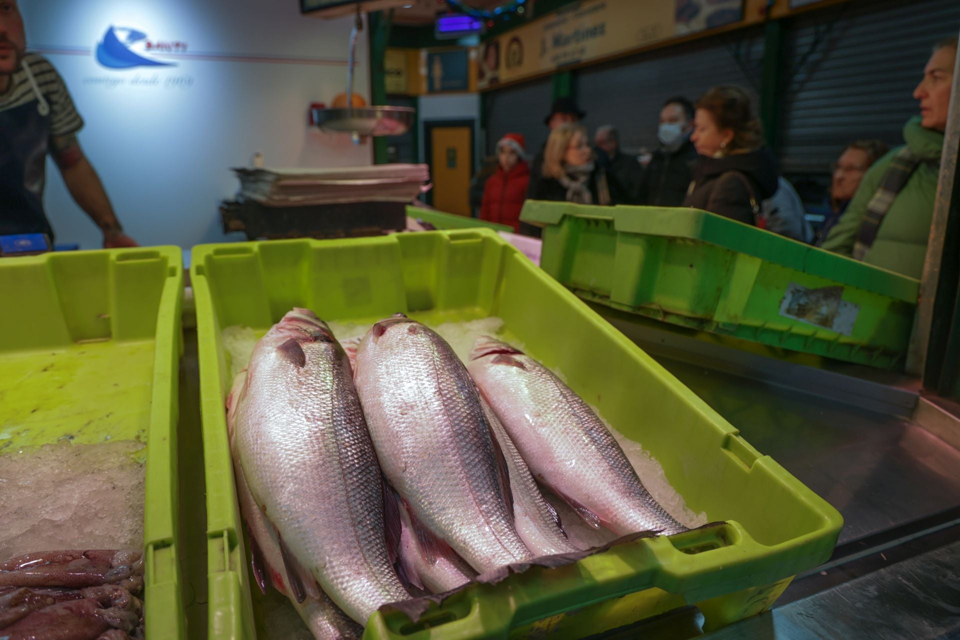 Compras de Nochebuena de última hora en el mercado El Campillo de Valladolid