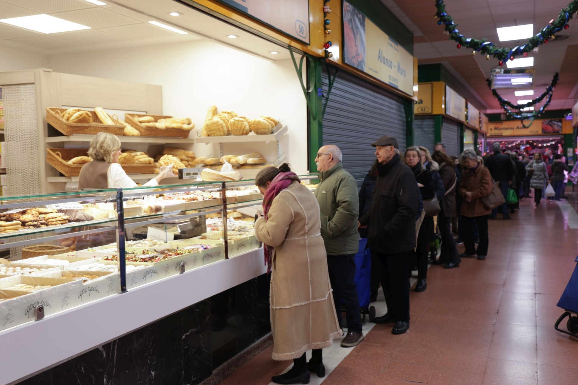 Compras de Nochebuena de última hora en el mercado El Campillo de Valladolid