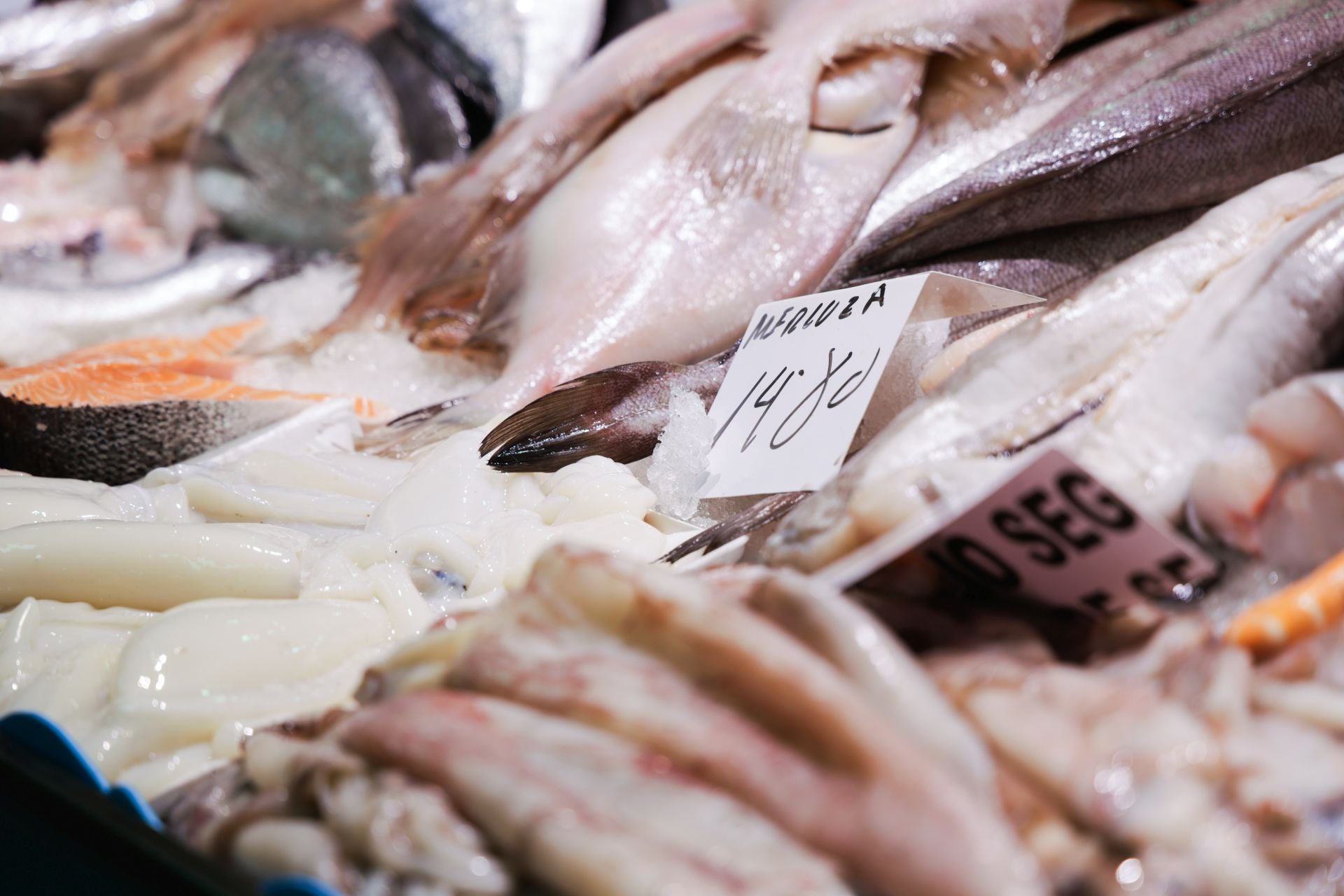 Compras de Nochebuena de última hora en el mercado El Campillo de Valladolid