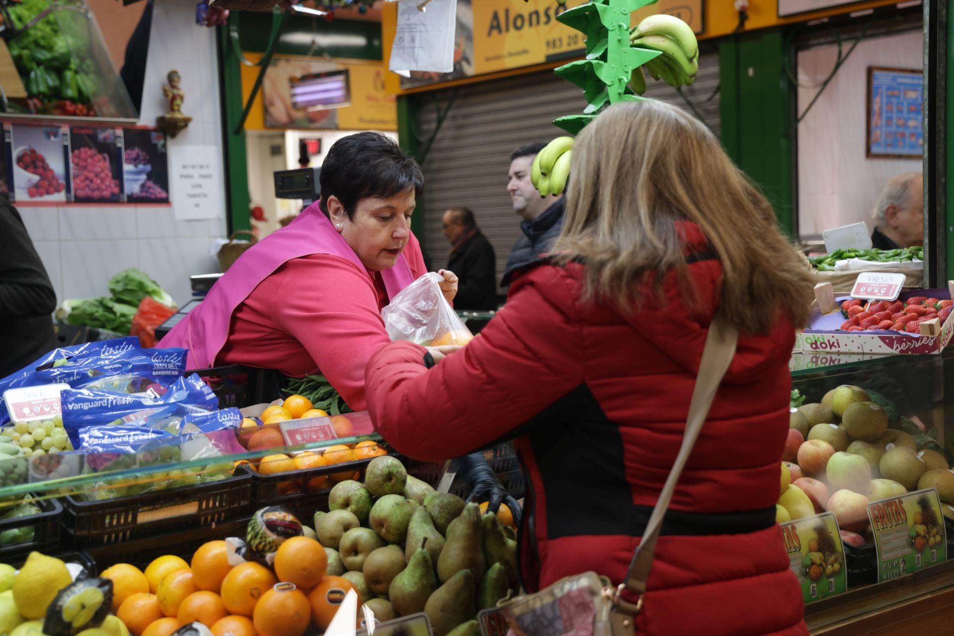 Compras de Nochebuena de última hora en el mercado El Campillo de Valladolid