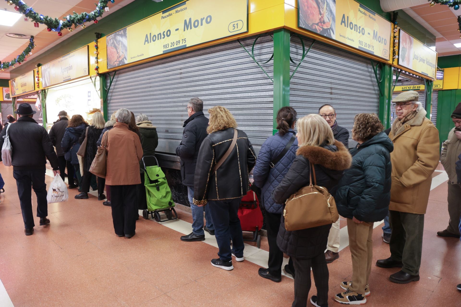 Compras de Nochebuena de última hora en el mercado El Campillo de Valladolid