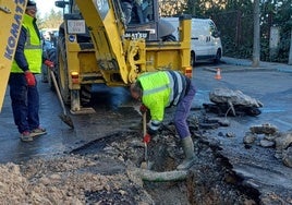 Trabajos de reparación de la averia en la calle Madrona.