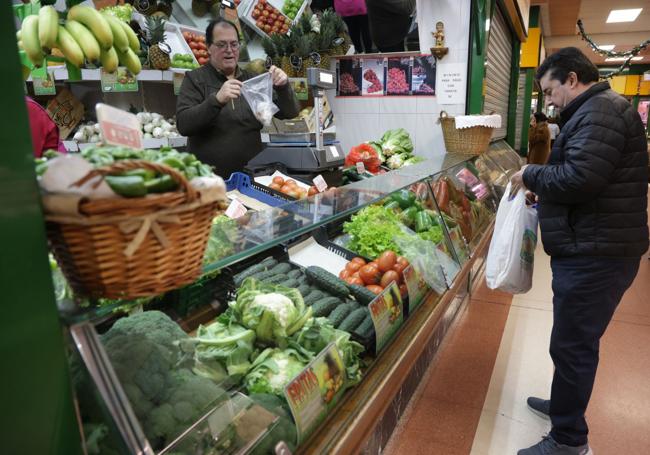 Manuel atiende a un cliente en el mercado de El Campillo