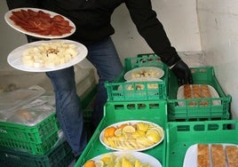 Platos preparados para su reparto en un evento de Segovia.